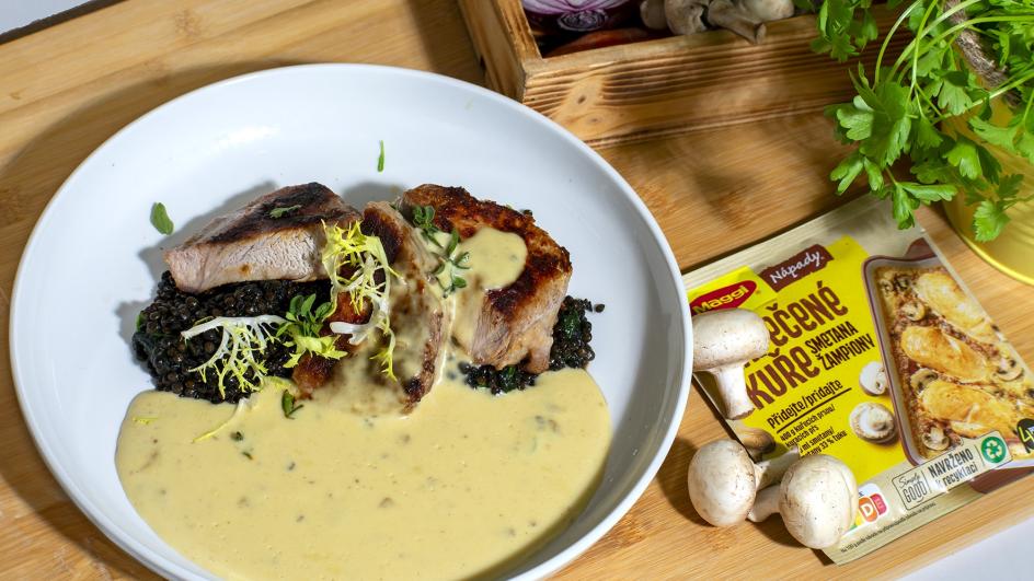 Grilovaný steak z vepřové krkovičky s teplým salátem z čočky a špenátu a houbová omáčka