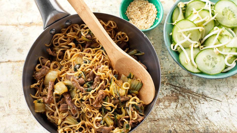 Nudle s hovězími nudlemi a pak choi