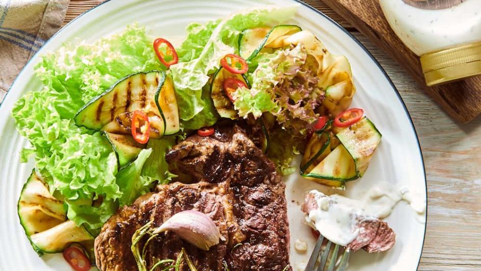 Grilovaný hovězí entrecote, podávaný s grilovanou cuketou