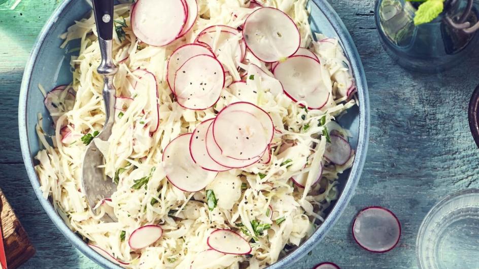 Letní coleslaw s ředkvičkami a pažitkou