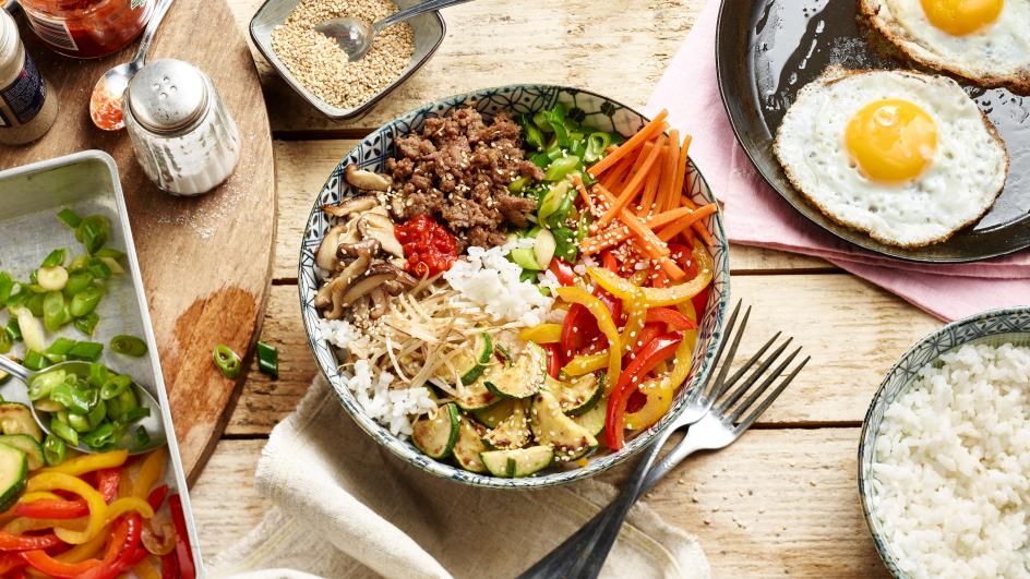 Bibimbap - korejský pokrm s hovězím masem