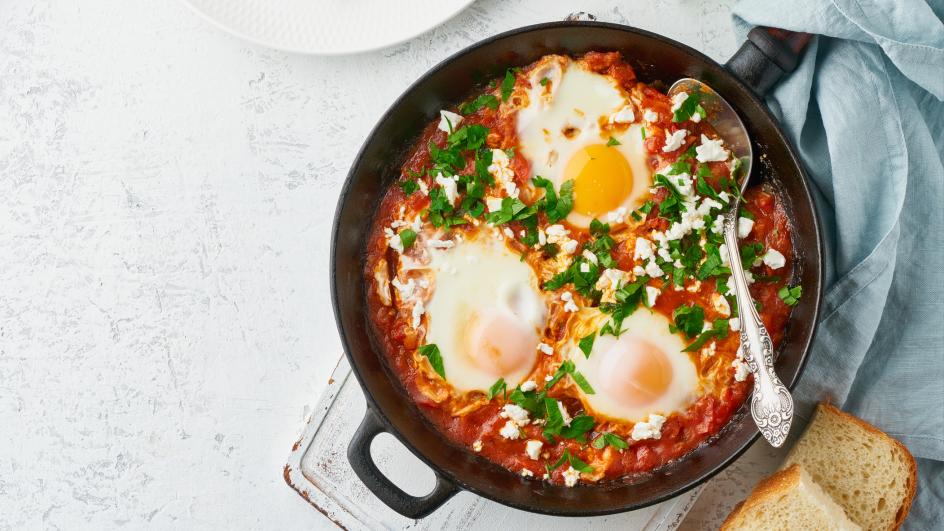 Shakshuka s chřestem a baby karotkou