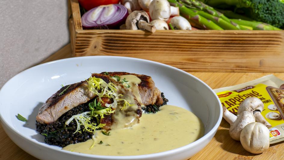 Grilovaný steak z vepřové krkovičky s teplým salátem z čočky a špenátu a houbová omáčka