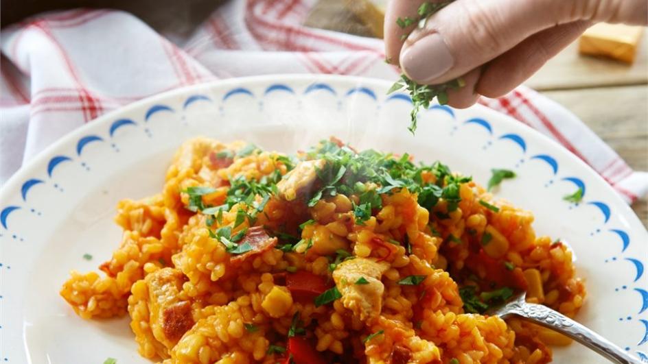 Paella s kuřecím masem a pálivou klobáskou