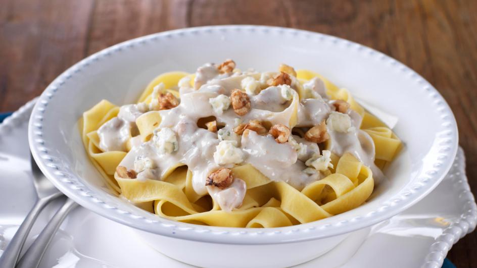 Fettuccini s nivou a vlašskými ořechy