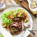 Grilovaný hovězí entrecote, podávaný s grilovanou cuketou