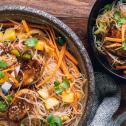 Skleněné nudle Teriyaki s kuřecím masem a mangem