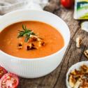 Polévka z pečených rajčat a sýrem Halloumi