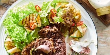 Grilovaný hovězí entrecote, podávaný s grilovanou cuketou