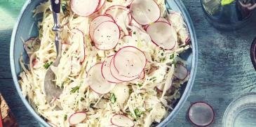 Letní coleslaw s ředkvičkami a pažitkou
