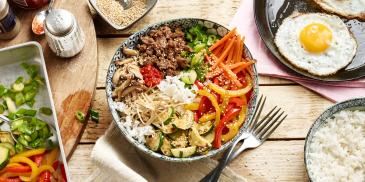 Bibimbap - korejský pokrm s hovězím masem