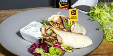 Kuřecí nudličky „gyros" tortilla, listový salát, tzatziki