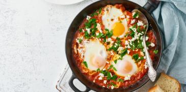 Shakshuka s chřestem a baby karotkou