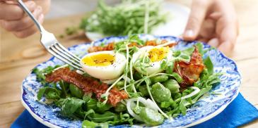 Fazolový salát s vejcem a slaninou