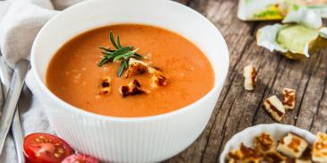 Polévka z pečených rajčat a sýrem Halloumi