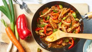 Barevný zeleninový wok